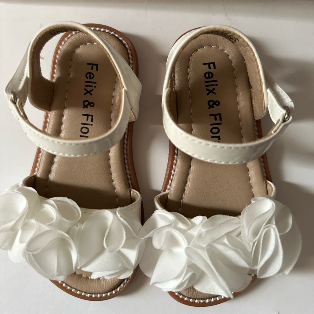 Toddler sandals size 7M, like new. Nice summer look or for a flower girl.